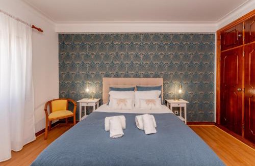 Praia de Santa Cruz Villa | Moradia São João-Spacious Beachfront Villa