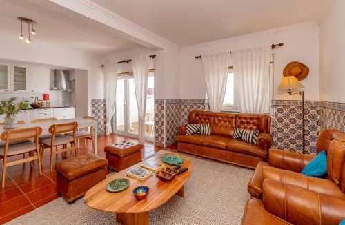 Praia de Santa Cruz Villa | Moradia São João-Spacious Beachfront Villa
