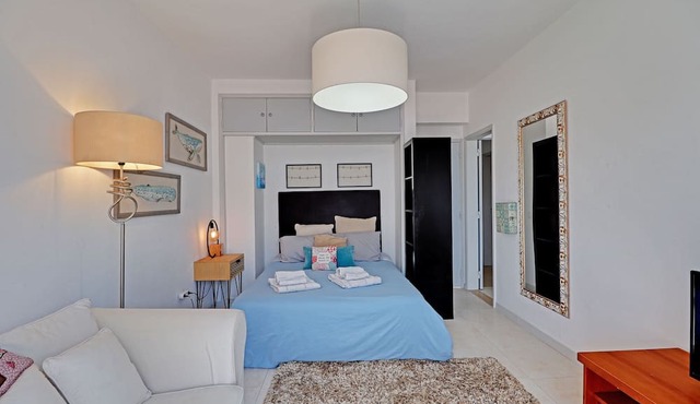 Faro Airport Flat 1 by Homing