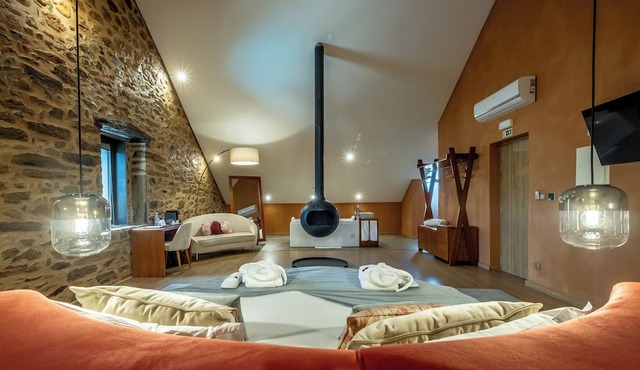 Cherry Sculpture Hotel