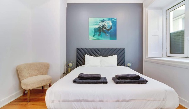 Bright apartment with garage in Chiado