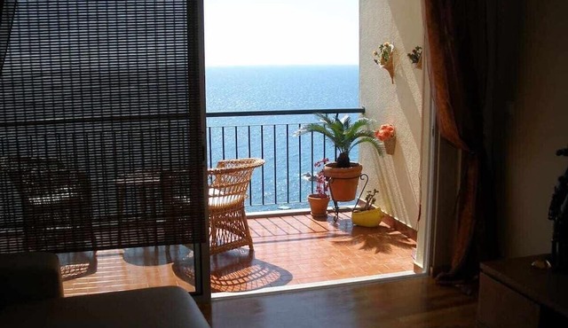 Pia's Place - Apt with sea view
