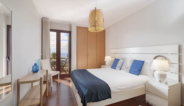 Bright apartment with pool, Garajau IV