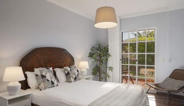 Garajau I, quiet apartment with garden