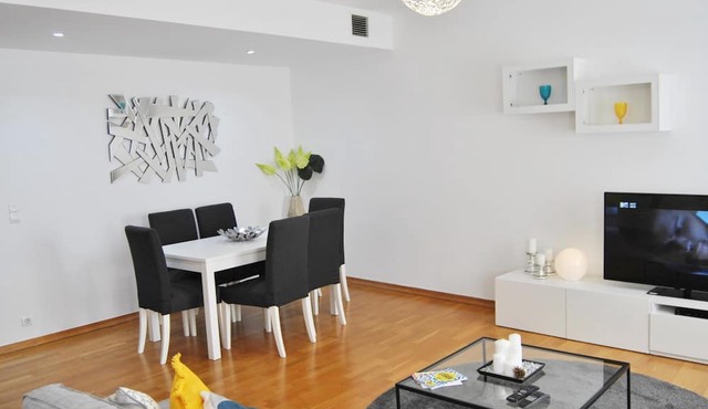 High Floor Apartment with River View Parque Nacoes Expo13