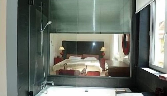 Luxury 6 Person House with Private Garden, 2 min walk from square with ametities