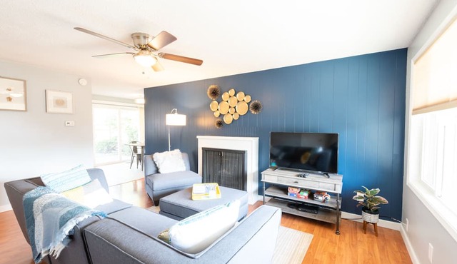 Comfy & Bright 2BR Flat W/Fenced Yard Near Washington Square in Tigard