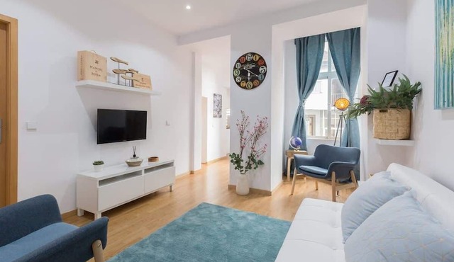 Central Porto 2BR Apt w/Sofa Bed by HostWise