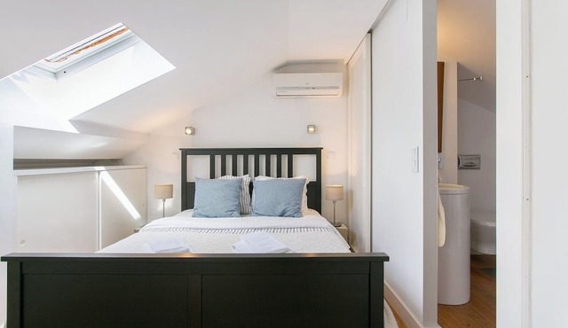 Bairro Alto perfect daylight DUPLEX! Great WI-FI!