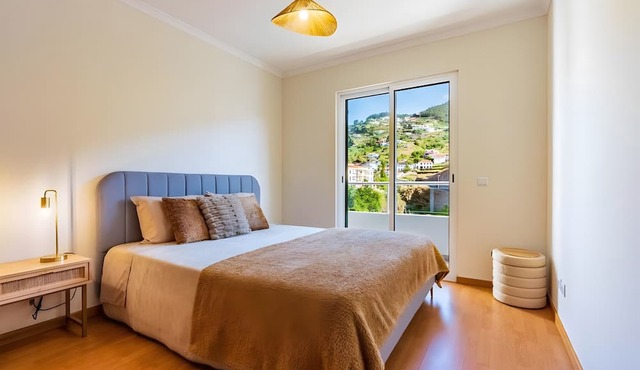 Casa Sol – Modern Apartment in Central Caniço with Pool and Parking