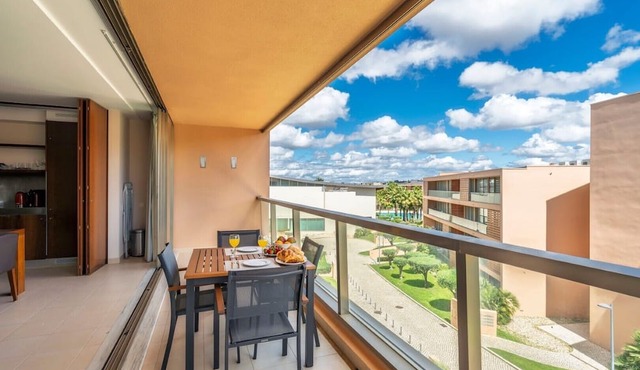 2-Bedroom Apartment Herdade Dos Salgados, Shared Pool, Wi-Fi & Air Conditioning