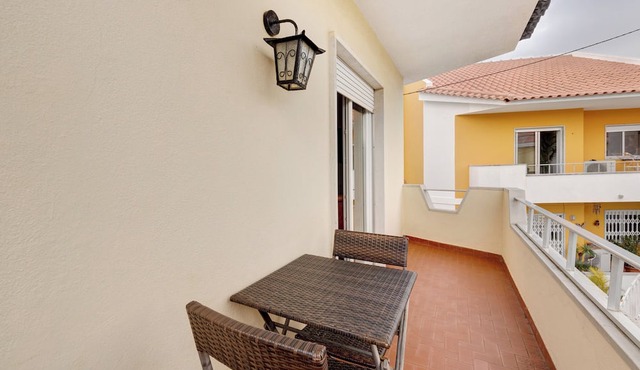 "Elegan Vintage House with Barbecue" with Balcony, Garden & Wi-Fi in Cascais