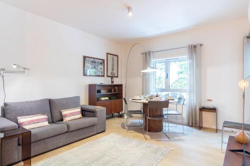 Coastal 2BR Near Metro with AC by LovelyStay