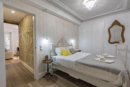 Vintage Flat Near Santa Justa's Lift by LovelyStay